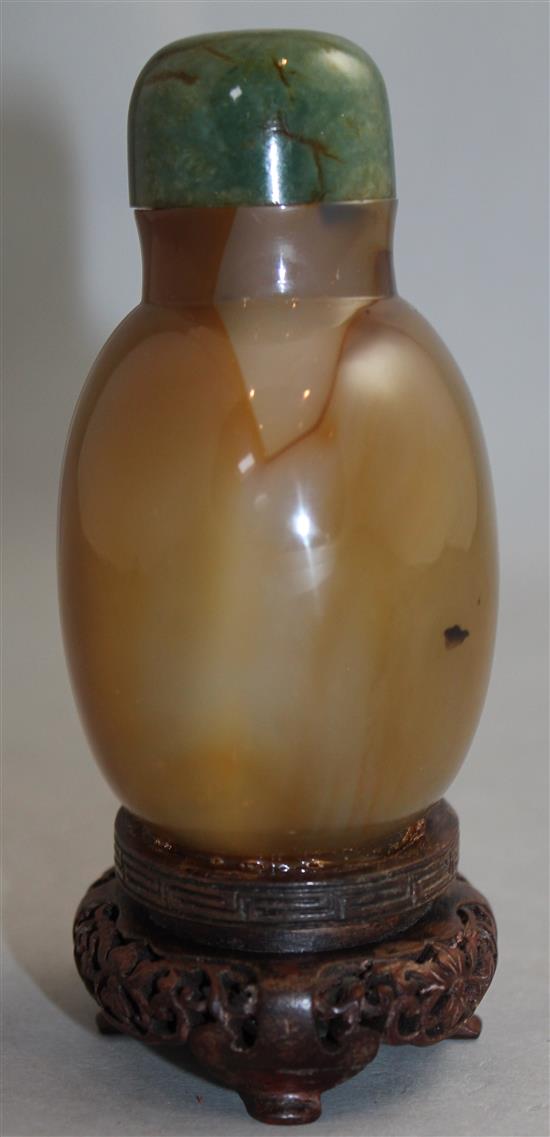 A Chinese shadow agate table snuff bottle, 11cm incl. stand